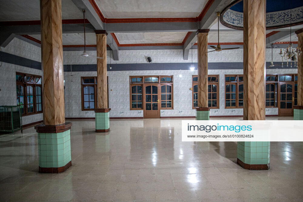 South Tangerang, Banten, Indonesia, 18 May 2020 : View of Empty Mosque as Partial Lockdown Implemented in South Tangerang-Banten, Indonesia South Tangerang Indonesia - ZUMAh128 20200518_zap_h128_002