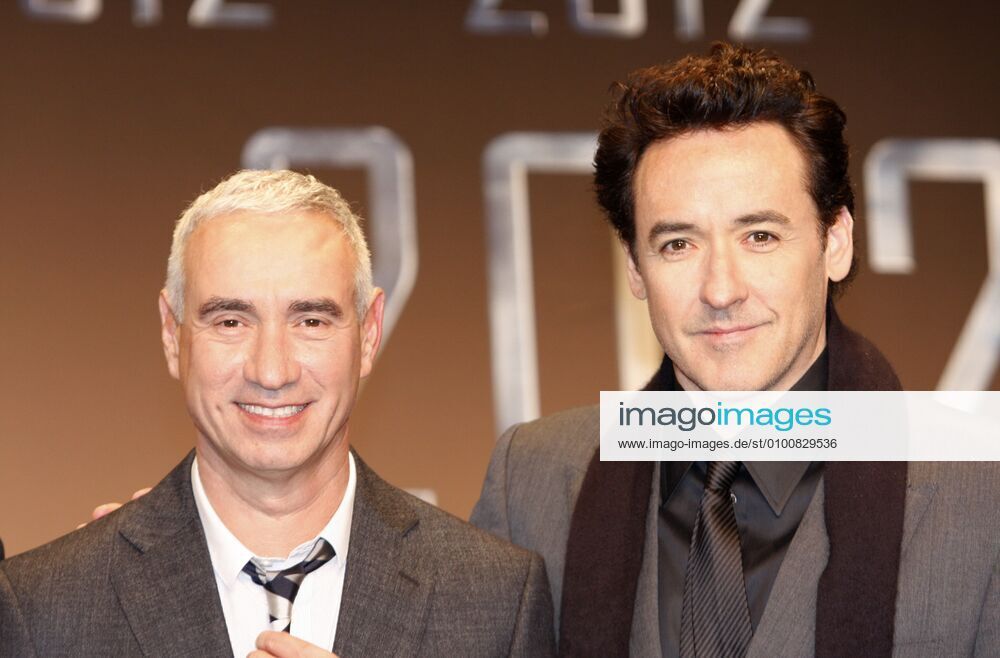 77 Cinema Roland Emmerich, John Cusack, at the 2012 premiere in the CineStar cinema in the Sony Center, cinema, cinema, red carpet, red, red, Berlin Germany, Germany