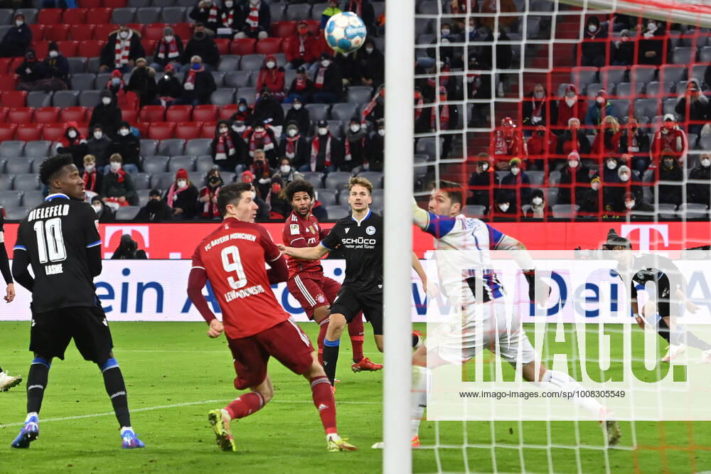 Goal chance Serge GNABRY FC Bayern Muenchen , Action,Shot on the crossbar, penalty area scene Football 1 Bundesliga Season 2021 2022,13 Matchday, Matchday13 FC Bayern Muenchen Arminia Bielefeld 1 0, on 27 11 2021, A L L I A N Z A R E N A Muenchen