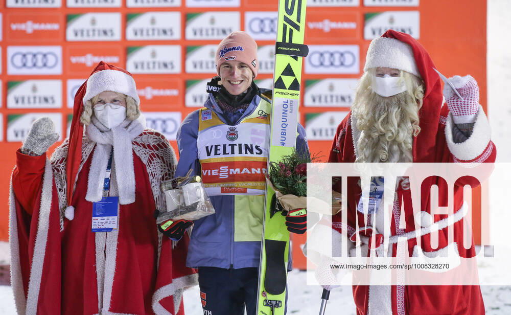KW47 NORDIC SKIING - FIS WC Ruka, Nordic Opening KUUSAMO,FINLAND,28.NOV.21 - NORDIC SKIING, Ski jumping, Skispringen, Ski, nordisch - FIS World Cup, Nordic Opening, large hill, men. Image shows Karl Geiger (GER) and Santa Claus. GEPAxpictures xHaraldxSteiner
