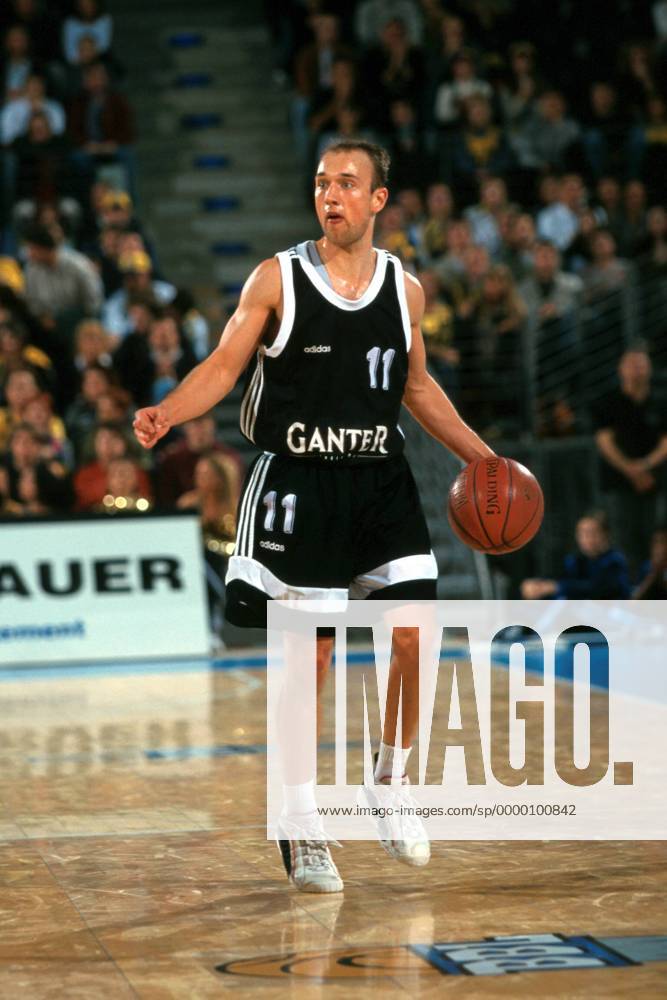 Pascal Roller (Freiburg) am Ball Basketball 1. BL Herren BBL Saison 1998 1999, USC Freiburg Einzelbild Max-Schmeling-Halle Berlin Konzentration,