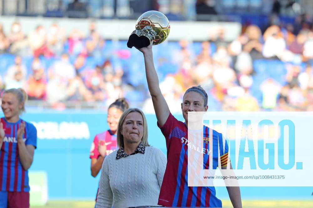 Fußball, Damen, FC Barcelona, Alexia Putellas erhält den Ballon d Or Alexia offers the Ballon d Or to the Johan Cruyff fans Alexia Putellas offering the Golden Ball trophy to the supporters before the match between Barcelona and Athletic Club, corresponding to the week 12 of the Liga Iberdrola, played at the Johan Cruyff Stadium, in Barcelona, on 04th December 2021. Barcelona Barcelona Spain