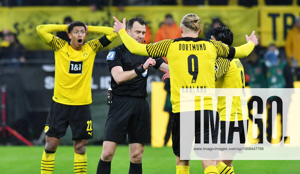 Football, Bundesliga, Germany, men, season 2021 2022, 14 matchday, Signal Iduna Park Dortmund Bor Dortmund, BVB yellow FC Bayern Munich, FCB red Jude Bellingham BVB , Erling Haaland BVB and Mahmoud Dahoud BVB dissatisfied with referee Felix Zwayer DFB DFL REGULATES PROHIBIT ANY USE OF PHOTOGRAPHS AS IMAGE SEQUENCES AND OR QUASI VIDEO