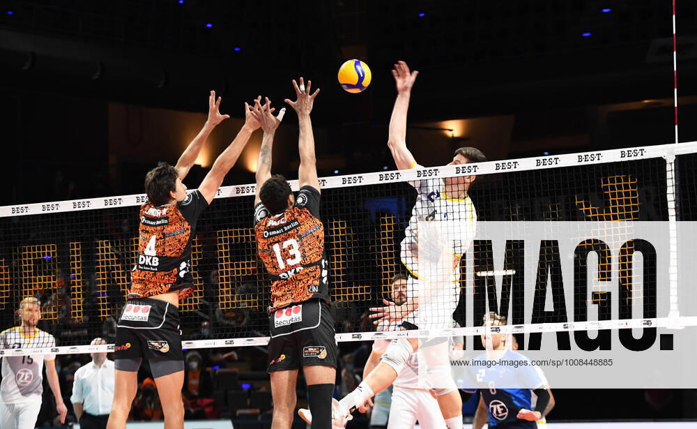 Volleyball, men, 2021 2022 season, 1 Bundesliga, BR Volleys VfB Friedrichshafen, v l Jeffrey Jendryk BR Volleys , Benjamin Patch BR Volleys , Andri Aganits VfB Friedrichshafen , 04 12 2021,