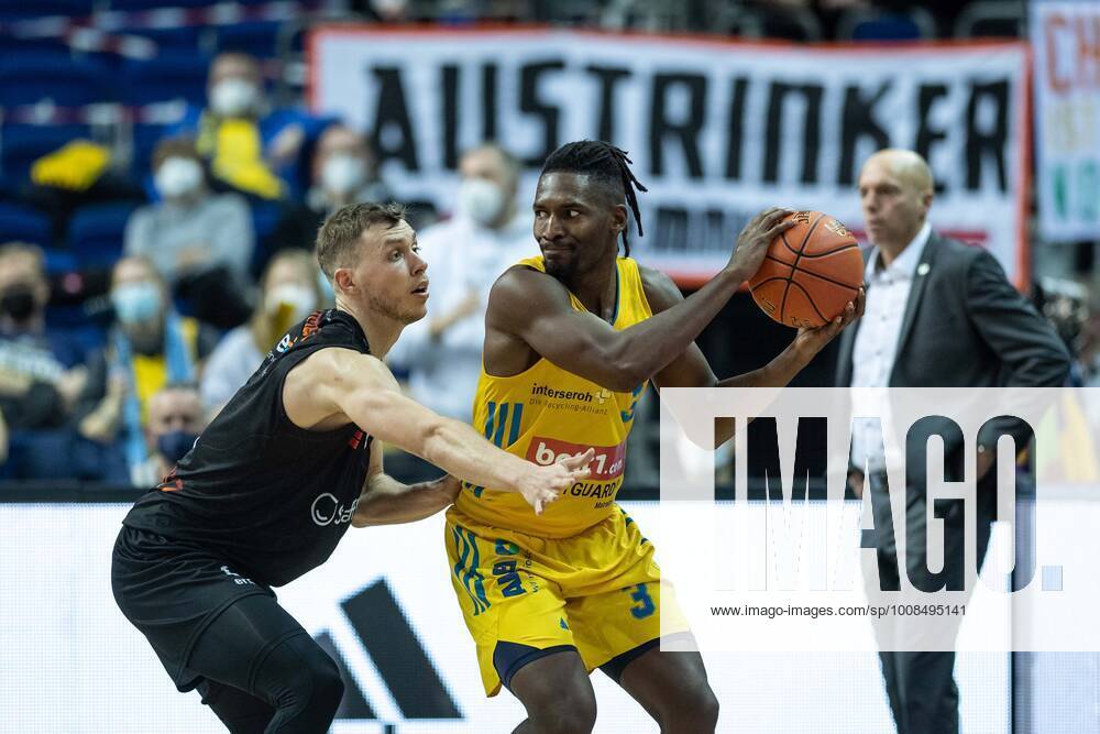 Basketball Berlin 05 12 2021 Season 2021 2022 easyCredit BBL 1 Bundesliga Alba Berlin NINERS Chemnitz Jaleen Smith Alba Berlin, No 03 Jan Niklas Wimberg Chemnitz, No 08