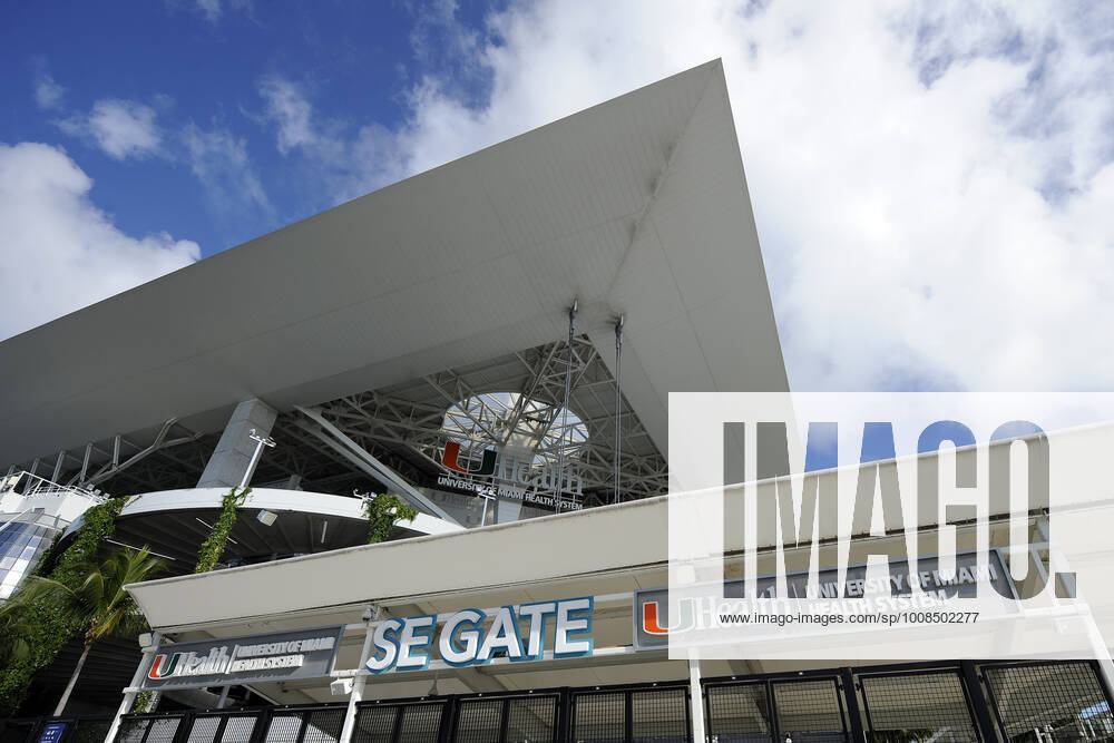 MIAMI GARDENS, FL - DECEMBER 05: An overview of the Southeast Gate before the NFL, American Football Herren, USA football game between the New York Giants and the Miami Dolphins on December 5, 2021, at Hard Rock Stadium in Miami Gardens, Florida. (Photo by Michael Allio Icon Sportswire) NFL: DEC 05 Giants at Dolphins Icon116211205035