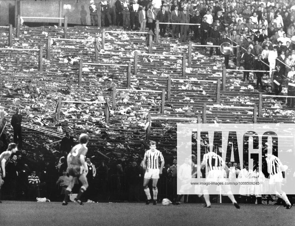 Disaster with 39 dead on the occasion of the European Cup final Juventus Turin FC Liverpool in the Heyselstadion in Brussels on 29 05 1985 Devastated fan block during the match Only for journalistic use Only for editorial use HM