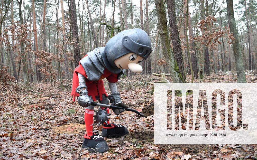 Football, men, 2021 2022 season, 1 Bundesliga, 1 FC Union Berlin, as part of the Waldmeister reforestation project, the first trees are planted around Teufelssee in Berlin Köpenick, mascot Ritter Keule digs a hole, 07 12 2021,
