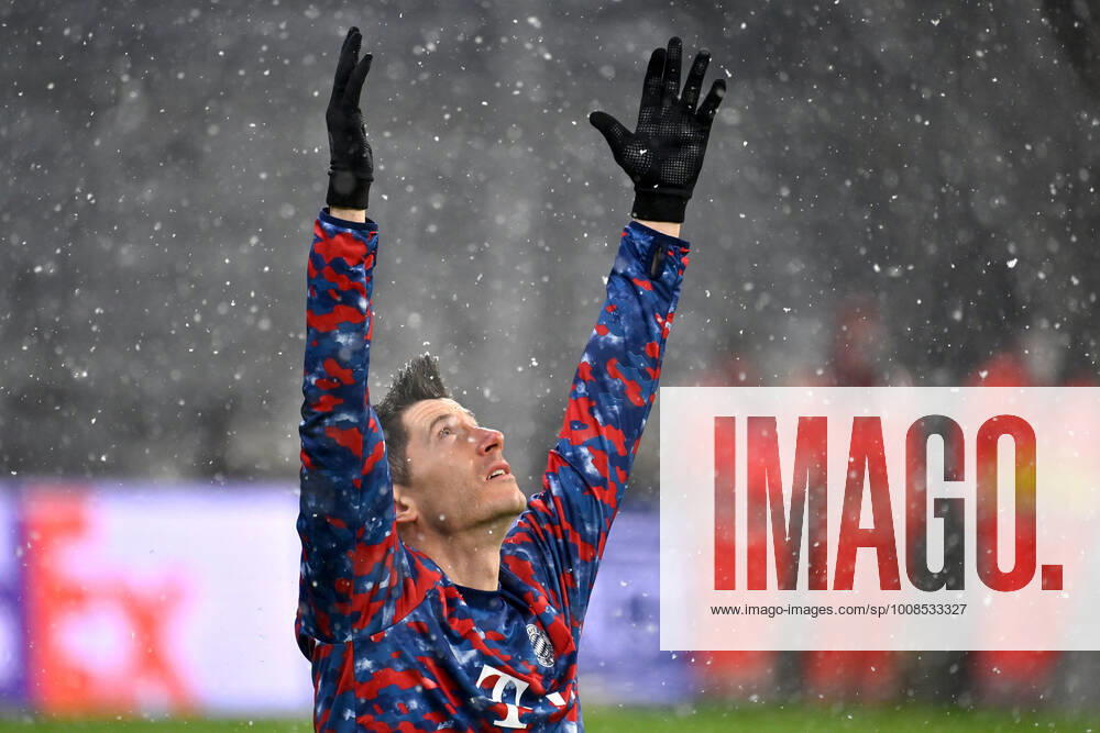 Robert LEWANDOWSKI Bayern Muenchen warming up,stretching both arms in the air,action,single image,cropped single image,portrait,portrait football Champions League Group E FC Bayern Muenchen FC Barcelona 3 0 on 08 12 2021,A L L I A N Z A R E N A