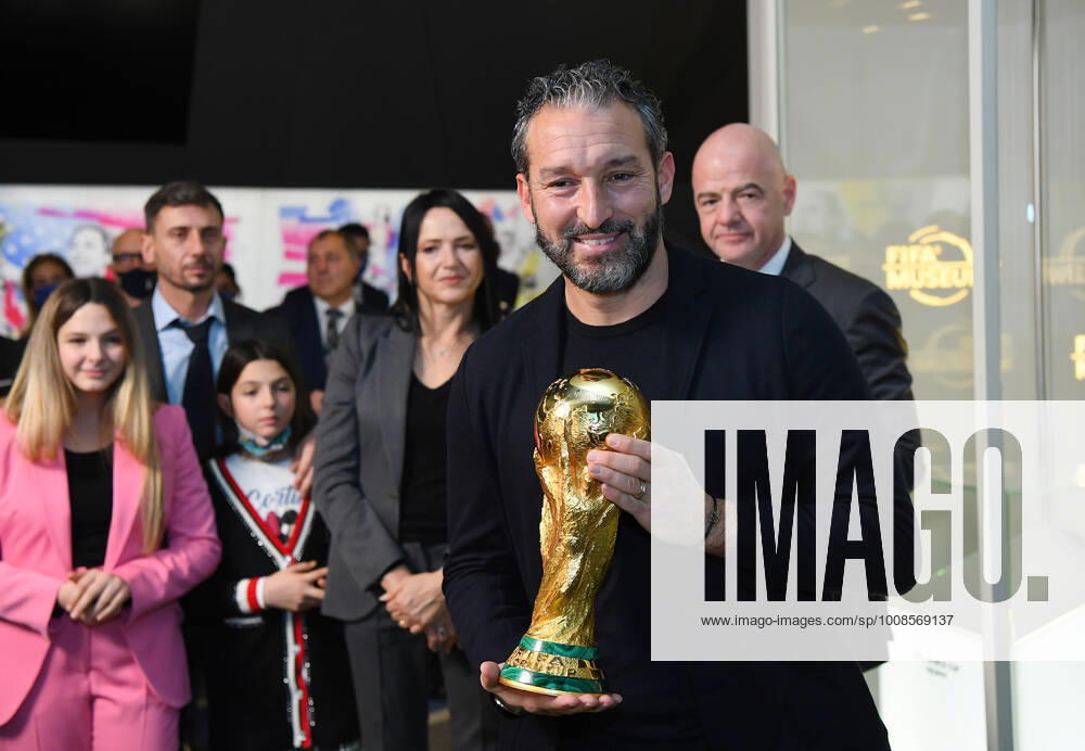 Football FIFA Musem Zuerich Enge 10 12 2021 In Memory of Paolo Rossi World Champion 2006 Gianluca Zambrotta Italy with World Cup Trophy