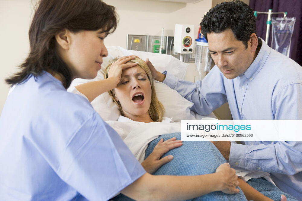 Childbirth,hospital,blowing l62-54n,model released, Symbolfoto