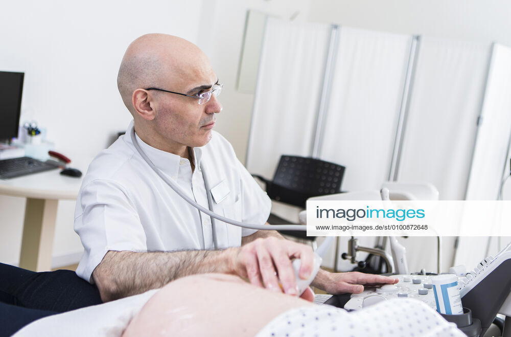 Ultrasound,diagnostic,gynecologist l8b-g4z,model released, Symbolfoto ,property released