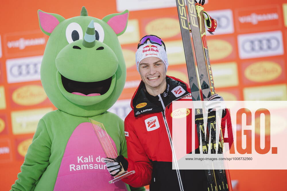 Nordische Arena, Ramsau, AUT, FIS Nordic Combined World Cup, men, winner ceremony, in the picture Rookie of the Year Forum Nordicum, Johannes Lamparter AUT Rookie of the Year Forum Nordicum Johannes Lamparter of Austria during the winner ceremony for the men FIS Nordic Combined World Cup at the Nordische Arena in Ramsau, Austria on 2021 12 18 Ramsau EP_fei
