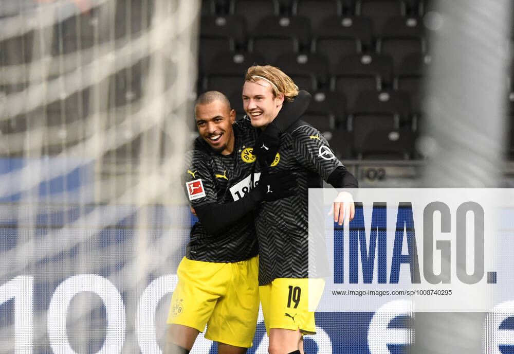 Football, men, 2021 2022 season, 1 Bundesliga 17 matchday , Hertha BSC Borussia Dortmund, v l Donyell Malen Borussia Dortmund , Julian Brandt Borussia Dortmund , cheering after goal to 0 1, 18 12 2021,