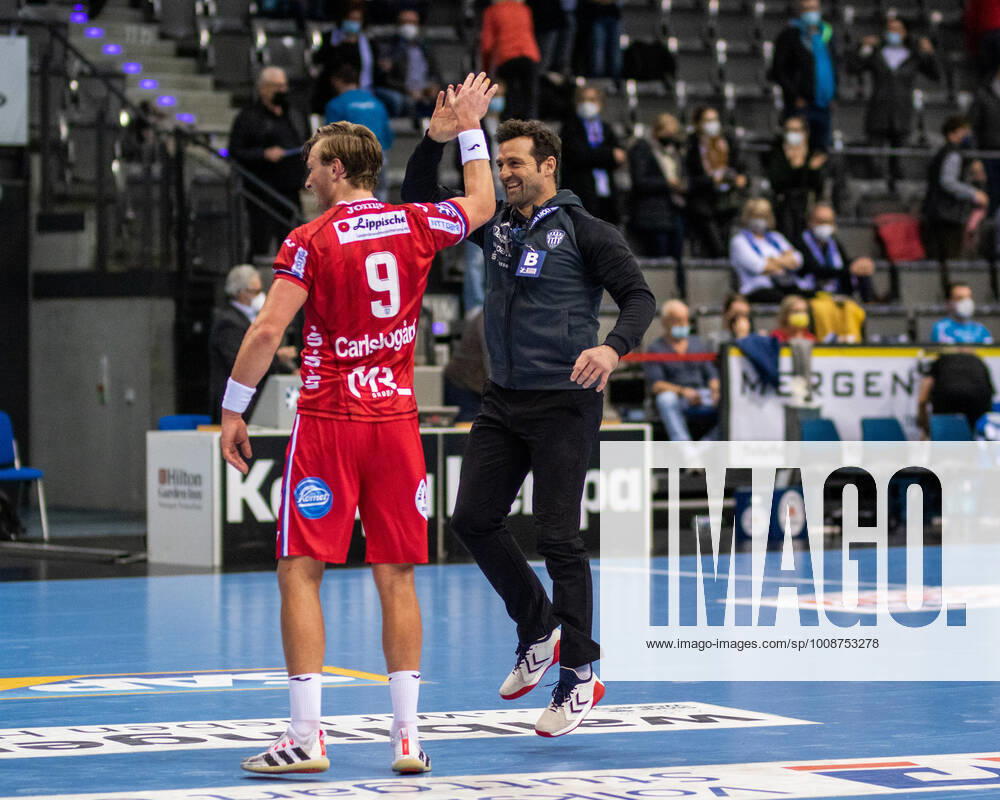 Johnathan Carlsbogard TBV Lemgo Lippe 09 and Florian Kehrmann TBV Lemgo Lippe, coaches are happy about score 37 40 for TBV Lemgo Lippe, TVB Stuttgart vs TBV Lemgo Lippe, Handball, Maenner, Bundesliga, 16 Spieltag, Saison 2021 2022, 18 12 2021 TVB Stuttgart vs TBV Lemgo Lippe, Handball, Maenner, Bundesliga, 16 Spieltag, Saison 2021 2022, 18 12 2021 Stuttgart
