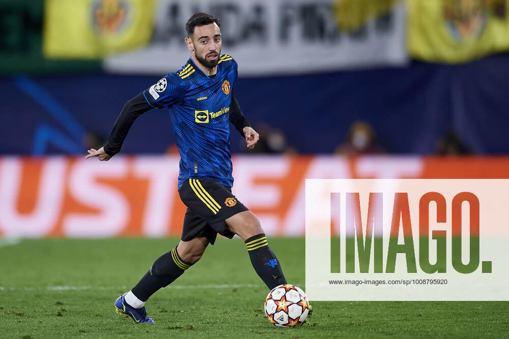 Villarreal CF v Manchester United, ManU Group F - UEFA Champions League Bruno Fernandes of Manchester United controls the ball during the UEFA Champions League group F match between Villarreal CF and Manchester United at Estadio de la Ceramica on November 23, 2021 in Villarreal, Spain. Villarreal Castellon Spain