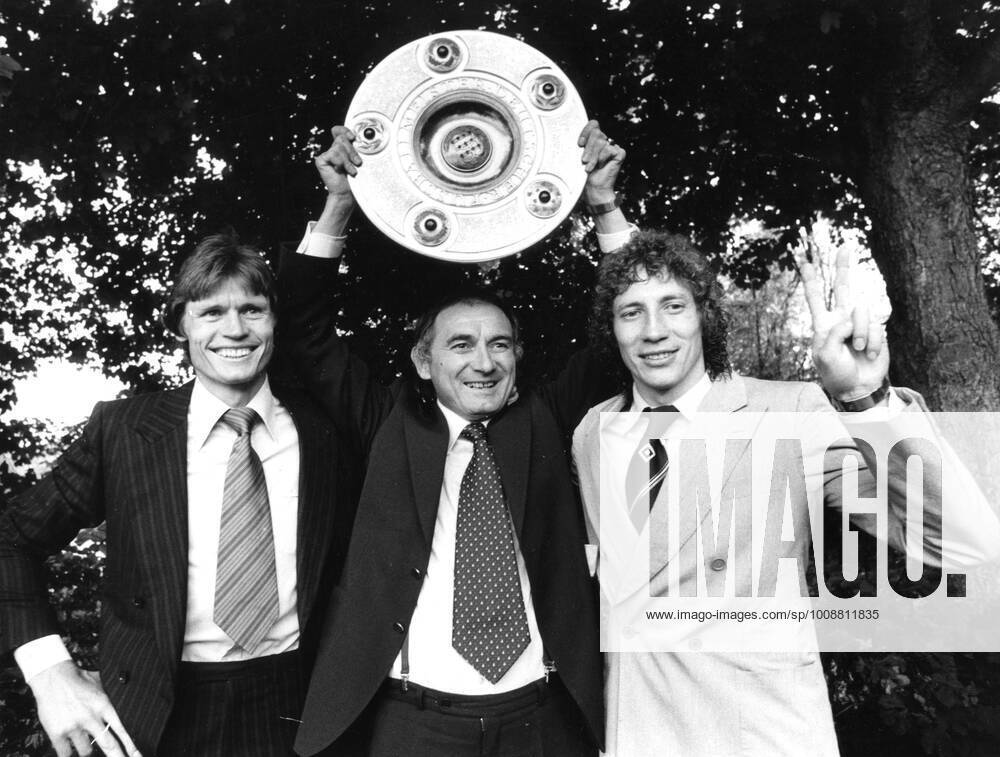 Football Bundesliga Season 1978 79 German Football Champion 1979 Hamburger SV Peter Nogly, Branco Zebec and Rudi Kargus from left present the championship cup Aufn 09 06 1979 Only for journalistic use Only for editorial use HM