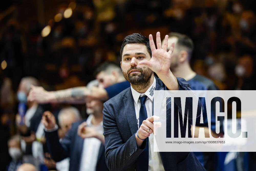 Headcoach Sebastian Gleim HAKRO Merlins Crailsheim HAKRO Merlins Crailsheim Brose Bamberg, easyCredit Basketball Bundesliga, Saison 2021 2022, 19 Spieltag, Crailsheim, Germany, 12 11 2021, Arena Hohenlohe