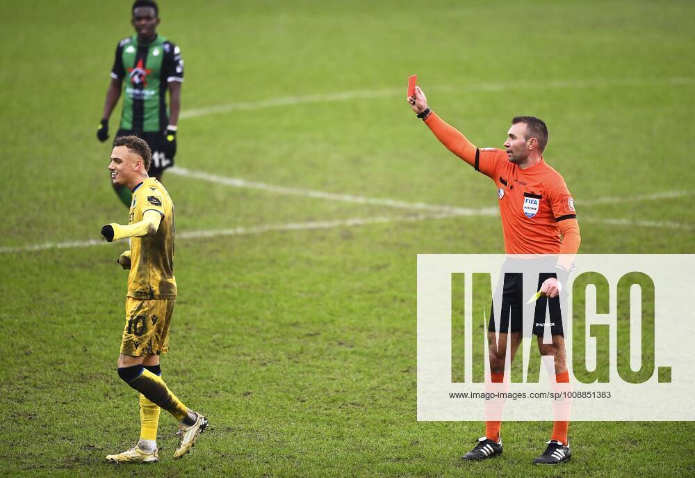 BRUGGE, BELGIUM - DECEMBER 26 :Noa Lang forward of Club Brugge receives a red card from during the Jupiler Pro League match between Cercle Brugge and Club Brugge. On December 26, 2021 in Brugge, Belgium, 26 12 2021 ( Cercle Brugge v Club Brugge - Jupiler Pro League PhotoNews Panoramic 775668316