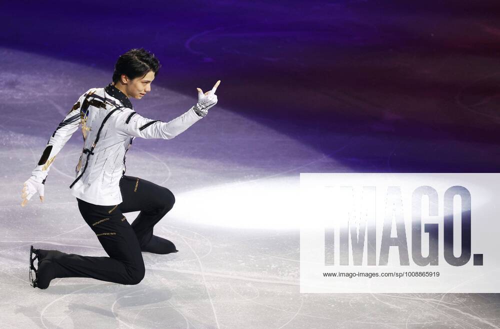 Figure skating, Eiskunstlauf Exhibition gala after Japan national c ships Figure skater Yuzuru Hanyu performs during the exhibition gala at Saitama Super Arena in Saitama, Japan, on Dec. 27, 2021, after the national championships. A14AA0001175120P