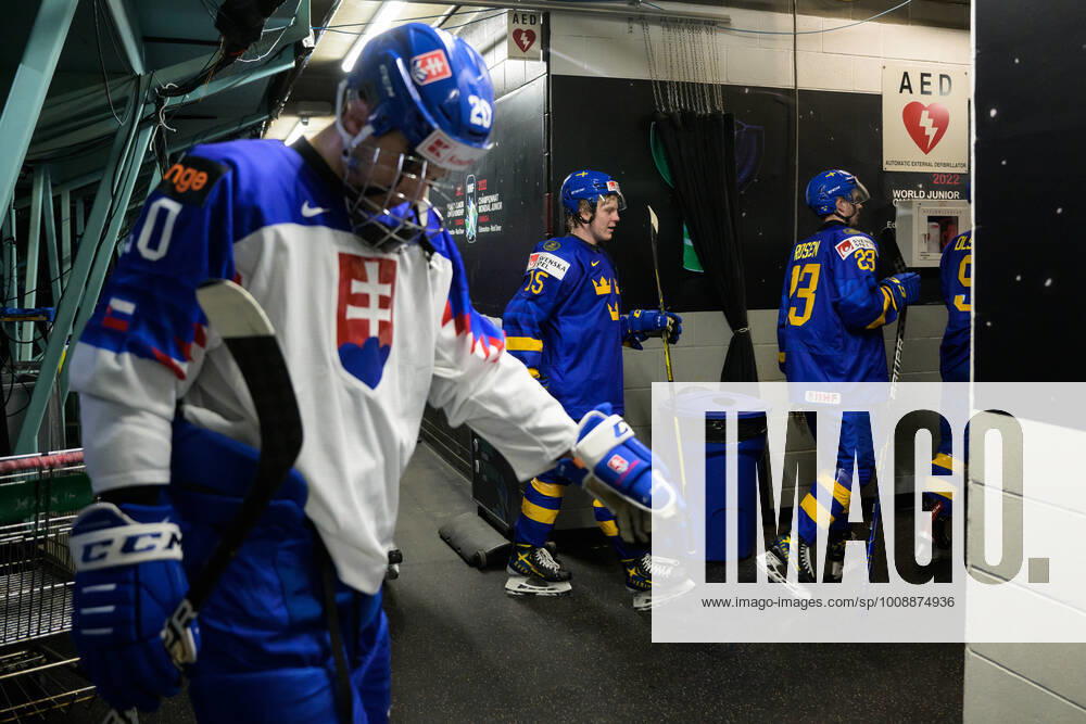 Juraj Slafkovsky of Slovakia looks dejected as Ake Stakkestad and Isak Rosà n of Sweden walk back to the locker room after the 2022 IIHF World Junior Championship game between Sweden and Slovakia on December 27, 2021 in Red Deer Photo Joel Marklund BILDBYRAN kod JM JM0248 bbeng ishockey ice hockey jvm junior vm u20 2022 iihf world junior championship world juniors sverige sweden slovakien slovakia jubel depp,