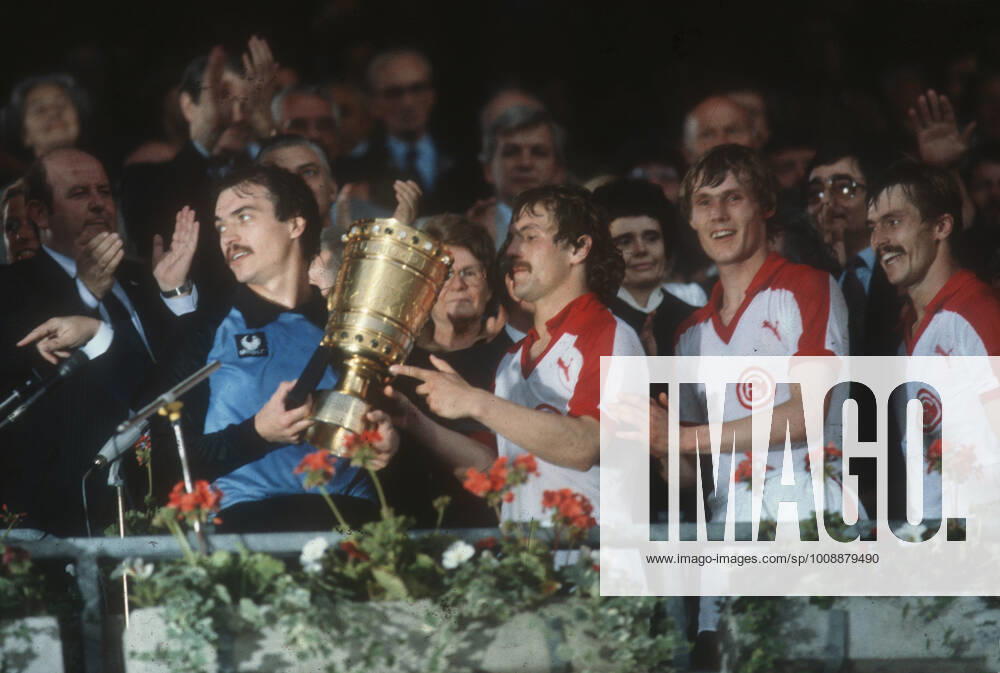 DFB Cup Final 1980 Fortuna Duesseldorf 1 FC Koeln 2 1 04 06 1980 V l Team captain Jörg Daniel with trophy beside Heinz Wirtz, Rudi Bommer and Heiner Baltes HM