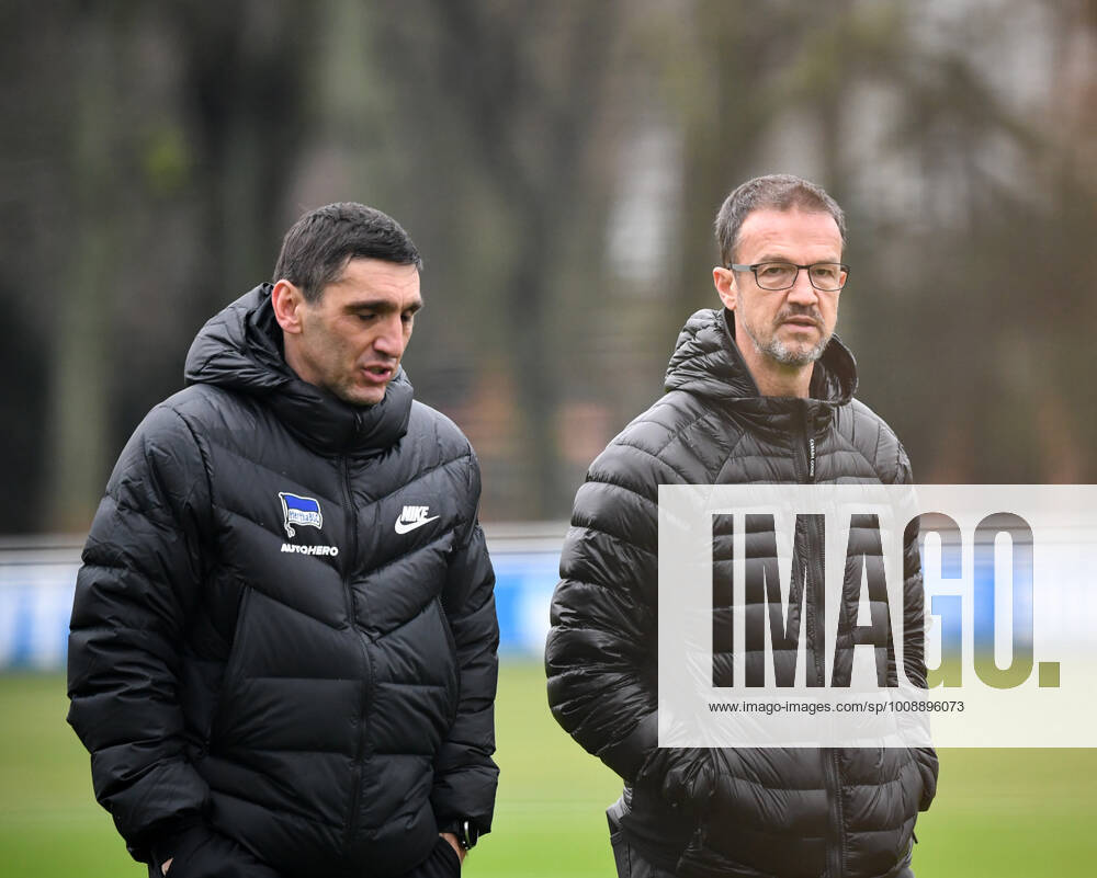 Football, men, 2021 2022 season, Hertha BSC, training, v l coach Tayfun Korkut Hertha BSC , managing director sport Fredi Bobic Hertha BSC , 30 12 2021,