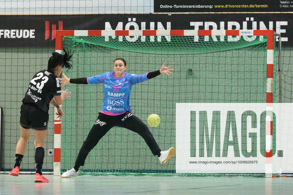 Nicole Roth TusSies Metzingen 16 in goal against Svenja Huber TSV Bayer 04 Leverkusen 23 TusSies Metzingen vs TSV Bayer 04 Leverkusen Handball, HBF, 10 league match, 2021 2022 season , 02 01 2022 TusSies Metzingen vs TSV Bayer 04 Leverkusen Handball, HBF, 10 league match, 2021 2022 season , 02 01 2022 Metzingen