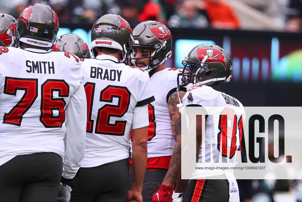 EAST RUTHERFORD, NJ - JANUARY 02: Tampa Bay Buccaneers quarterback Tom Brady (12) and Tampa Bay Buccaneers wide receiver Antonio Brown (81) in the huddle during the National Football League game between the New York Jets and the Tampa Bay Buccaneers on January 2, 2022 at MetLife Stadium in East Rutherford, NJ. (Photo by Rich Graessle Icon Sportswire) NFL, American Football Herren, USA JAN 02 Buccaneers at Jets Icon220102759