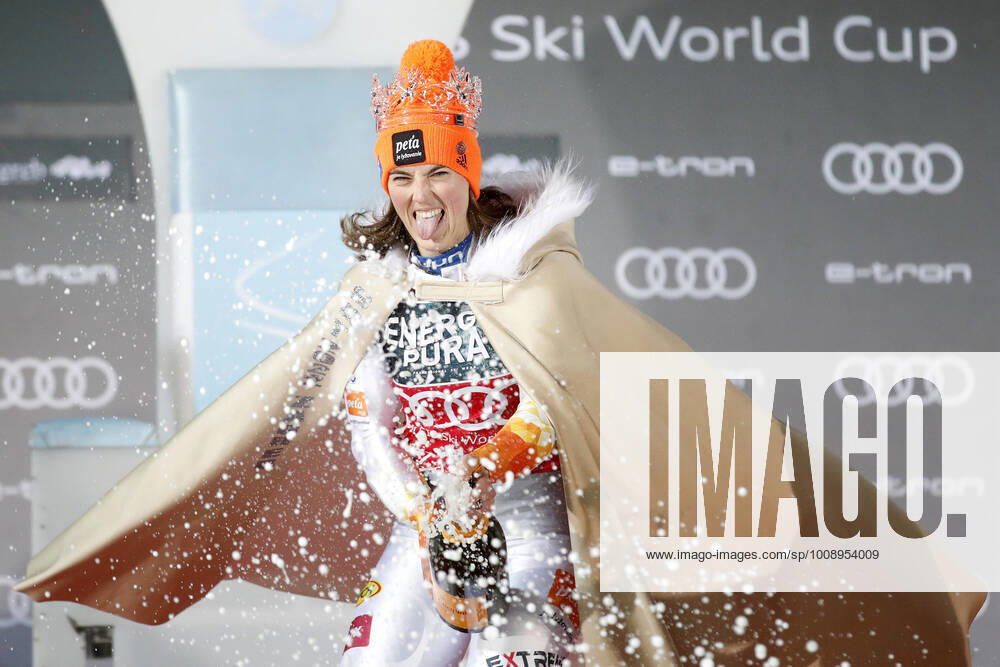 KW01 Audi FIS Ski World Cup Snow Queen Trophy - Women s Slalom ZAGREB, CROATIA - JANUARY 04: Petra Vlhova of Slovakia celebrate with champagne after the Audi FIS Ski World Snow Queen Trophy Woman s Salom on January 4, 2022 in Zagreb, Croatia. SlavkoxMidzor PIXSELL