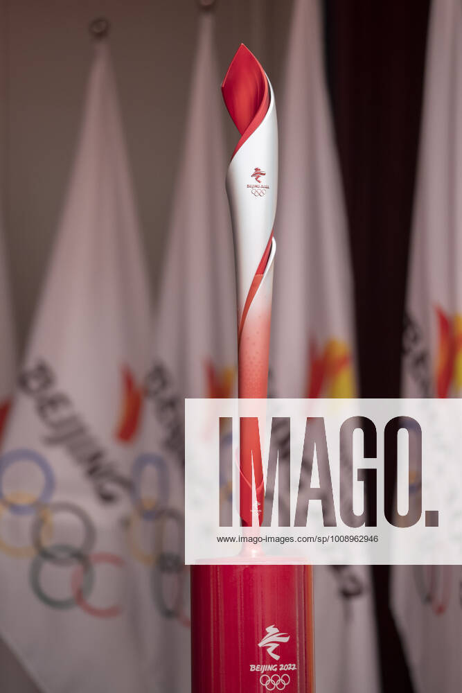 (220105) -- HARBIN, Jan. 5, 2022 -- The torch is seen during the Torch Exhibition Tour of Olympic Winter games, Winterspiele,Spiele, Summer games Beijing 2022 in Harbin, northeast China s Heilongjiang Province, Jan. 5, 2022. ) (SP)CHINA-HARBIN-BEIJING 2022-TORCH EXHIBITION TOUR ZhangxTao