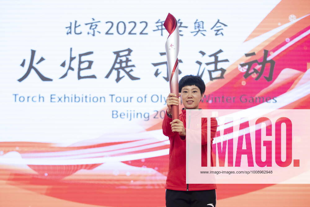 (220105) -- HARBIN, Jan. 5, 2022 -- Short track Speed skating, Eisschnelllauf Olympic champion Zhang Hui holds the torch during the Torch Exhibition Tour of Olympic Winter games, Winterspiele,Spiele, Summer games Beijing 2022 in Harbin, northeast China s Heilongjiang Province, Jan. 5, 2022. ) (SP)CHINA-HARBIN-BEIJING 2022-TORCH EXHIBITION TOUR ZhangxTao