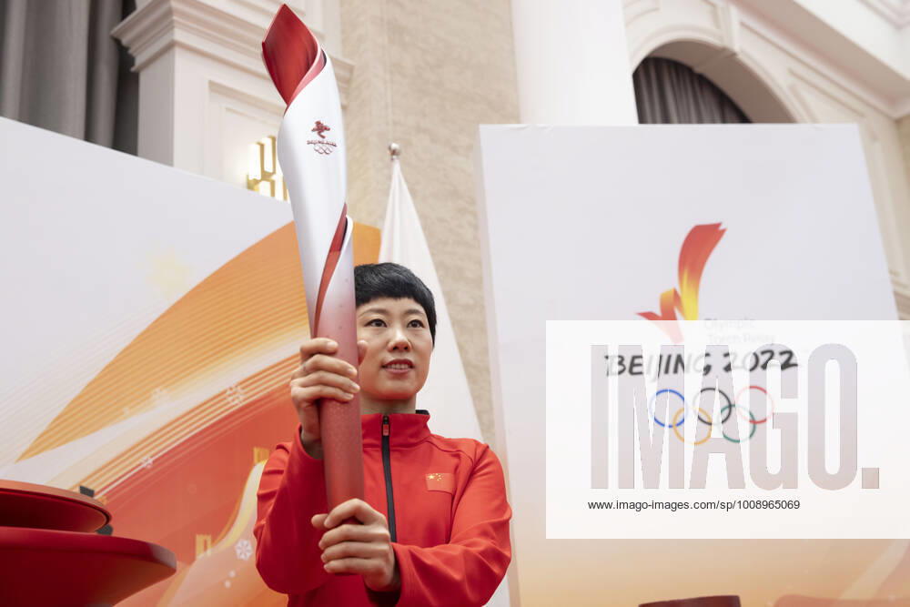 (220105) -- HARBIN, Jan. 5, 2022 -- Short track Speed skating, Eisschnelllauf Olympic champion Zhang Hui holds the torch during the Torch Exhibition Tour of Olympic Winter games, Winterspiele,Spiele, Summer games Beijing 2022 in Harbin, northeast China s Heilongjiang Province, Jan. 5, 2022. ) (SP)CHINA-HARBIN-BEIJING 2022-TORCH EXHIBITION TOUR ZhangxTao
