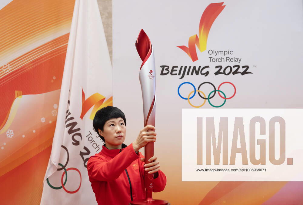 (220105) -- HARBIN, Jan. 5, 2022 -- Short track Speed skating, Eisschnelllauf Olympic champion Zhang Hui holds the torch during the Torch Exhibition Tour of Olympic Winter games, Winterspiele,Spiele, Summer games Beijing 2022 in Harbin, northeast China s Heilongjiang Province, Jan. 5, 2022. ) (SP)CHINA-HARBIN-BEIJING 2022-TORCH EXHIBITION TOUR ZhangxTao