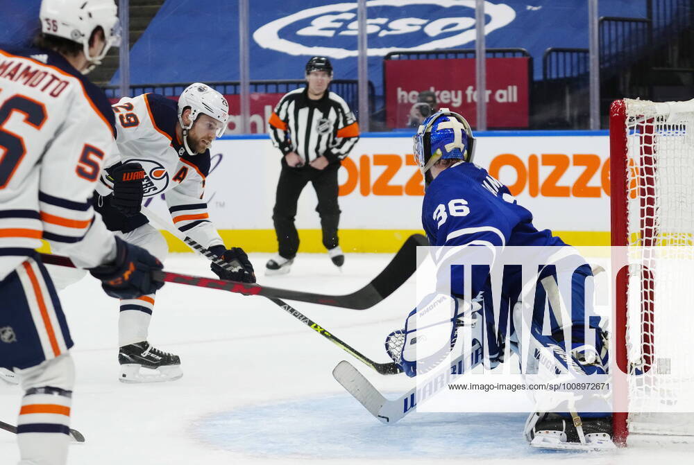 Edmonton Oilers Leon Draisaitl (29) scores on Toronto Maple Leafs goaltender Jack Campbell (36) as Oilers Kailer Yamamoto (56) looks on during first period NHL, Eishockey Herren, USA hockey action in Toronto on Wednesday, January 5, 2022. Canada News - January 5, 2022 - ZUMAc35_ 20220105_zaf_c35_047