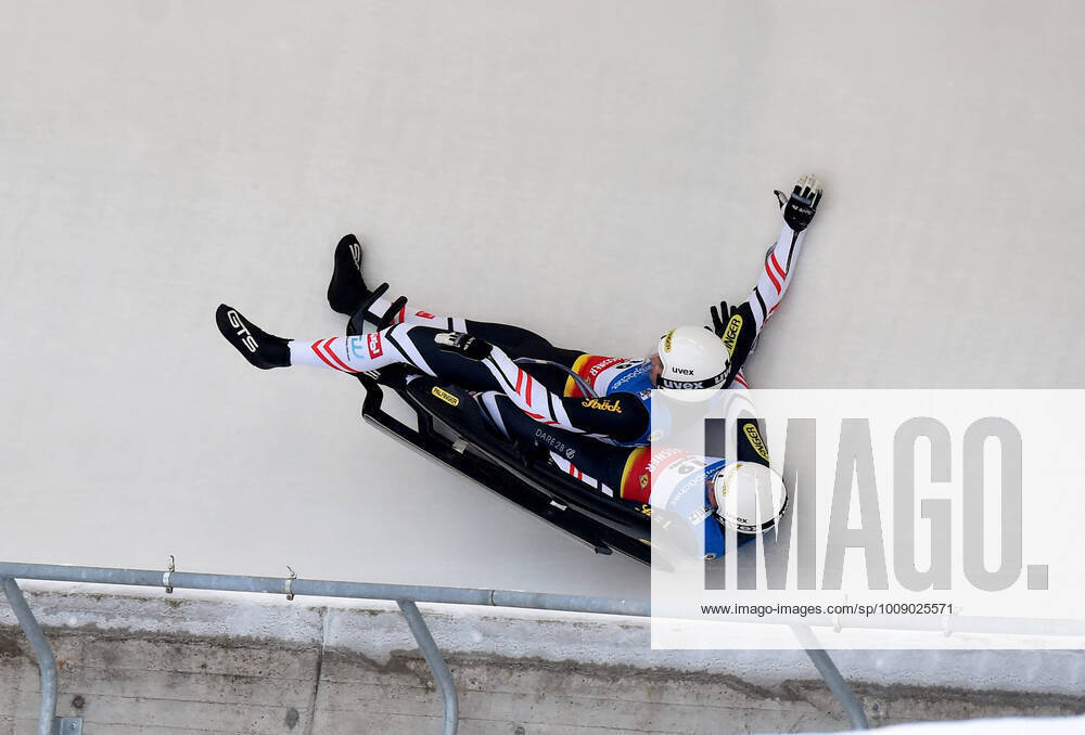 KW01 (220109) -- LATVIA, Jan. 9, 2022 -- Yannick Muller and Armin Frauscher of Austria crash during the Doubles competition at the FIL Luge World Cup in in Sigulda, Latvia, Jan. 8, 2022. (Photo by Xinhua) (SP)LATVIA-SIGULDA-LUGE-WORLD CUP-DOUBLES EdijsxPalens