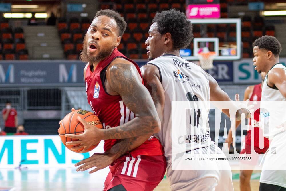 Thomas Deshaun 1 FC Bayern , Isiaha Mike 11 Niners Chemnitz , FC Bayern Basketball vs Chemnitz Niners, easyCredit BBL, 09 01 2022 Muenchen Bayern Germany