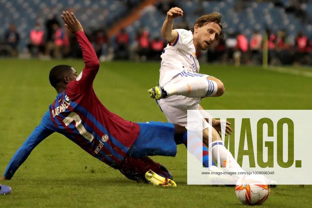 Real Madrid s Croatian midfielder Luka Modric (R) in action against FC Barcelona, Barca s Frencho forward Ousmane Dembele (L) during the first semifinal soccer match of the Spanish Super Cup between Real Madrid and FC Barcelona at King Fahd stadium in Ryadh (Saudi Arabia), 12 January 2022. Real Madrid vs FC Barcelona !ACHTUNG: NUR REDAKTIONELLE NUTZUNG!
