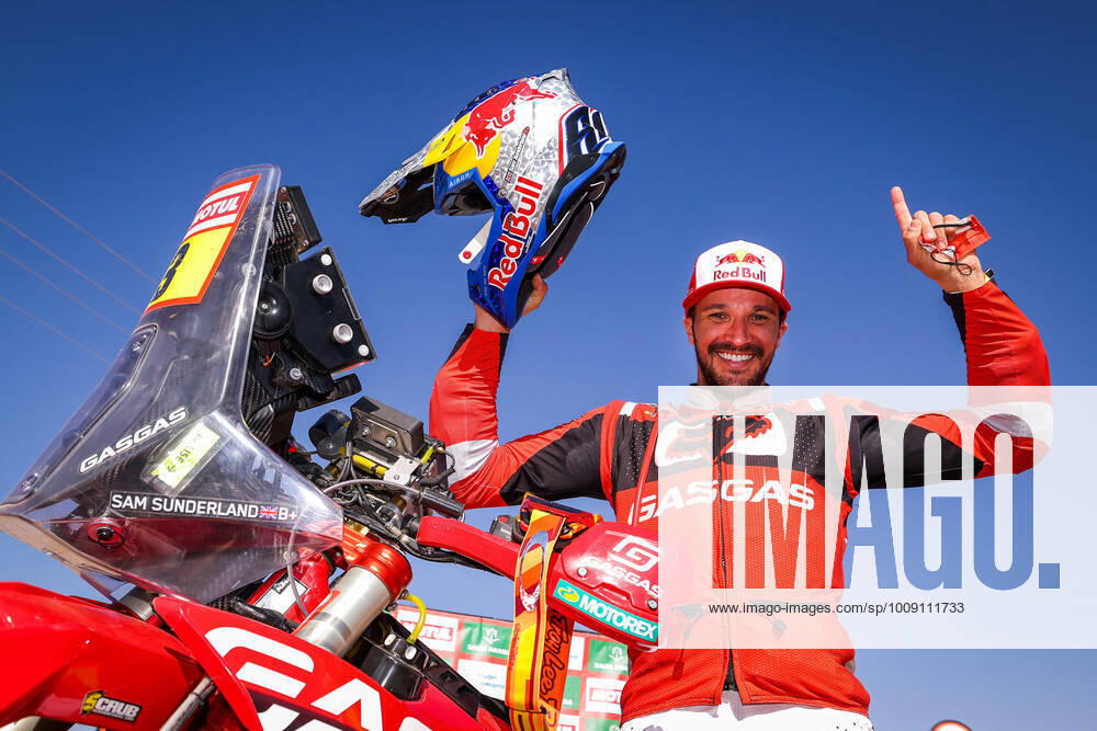 KW02 Sunderland Sam (aus), GasGas Factory Racing, KTM 450 Rally Factory Replica, Moto, W2RC, portrait celebrating victory during the Stage 12 of the Dakar Rally 2022 between Bisha and Jeddah, on January 14th 2022 in Jeddah, Saudi Arabia - AUTO - DAKAR 2022 - STAGE 12 DPPI Panoramic 20220114_FGOO0550
