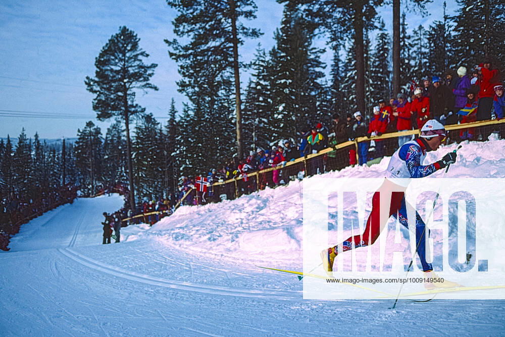 1994 Olympic Winter games, Winterspiele,Spiele, Summer games Figure skating, Eiskunstlauf Bjorn Daehlie (NOR) wins the gold medal in the men s 10km cross country skiing at the 1994 Olympic Winter Games. Lillehammer Birkebeineren Ski Stadium Norway