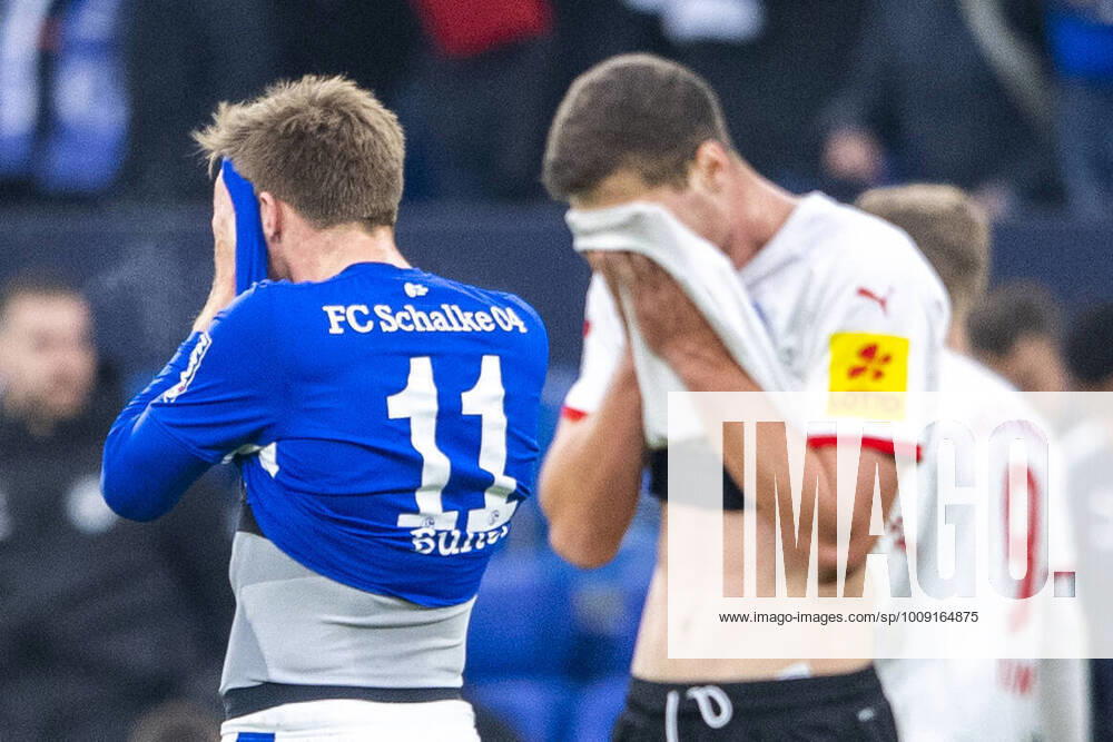 Soccer 2 Bundesliga, season 2021 2022, 19 matchday, FC Schalke 04 Holstein Kiel on 16 01 2022 at the Veltins Arena in Gelsenkirchen Schalkes Marius Bülter l and Kiels Patrick Erras are disappointed DFL REGULATIONS PROHIBIT ANY USE OF PHOTOGRAPHS AS IMAGE SEQUENCES AND OR QUASI VIDEO