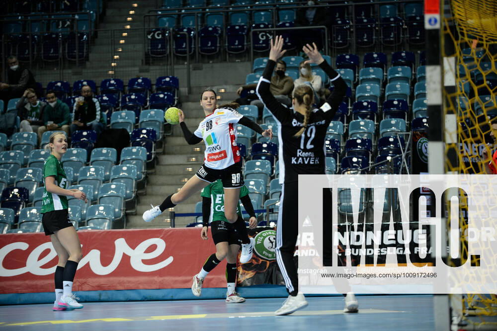 Marija Gudelj 98 SV Union Halle Neustadt vs Nele Reese 12 VfL Oldenburg during the match VfL Oldenburg vs SV Union Halle Neustadt Handball, Bundesliga Frauen, Saison 2021 2022, 12 Spieltag, 16 01 2022 Copyright Hillmer EIBNERx EP EHR VfL Oldenburg vs SV Union Halle Neustadt Handball, Bundesliga Frauen, Saison 2021 2022, 12 Spieltag, 16 01 2022 Oldenburg