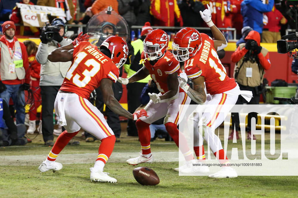 KW02 KANSAS CITY, MO - JANUARY 16: Kansas City Chiefs Byron Pringle (13), Demarcus Robinson (11) and Jerick McKinnon (1) celebrate Pringles 2-yard touchdown reception from Travis Kelce (87) in the fourth quarter of an AFC wild card playoff game between the Pittsburgh Steelers and Kansas City Chiefs on Jan 16, 2022 at GEHA Field at Arrowhead Stadium in Kansas City, MO. (Photo by Scott Winters Icon Sportswire) NFL, American Football Herren, USA JAN 16 AFC Wild Card - Steelers at Chiefs Icon2201160398