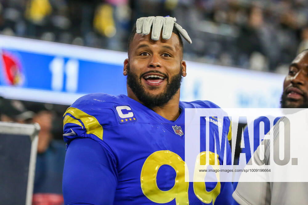 KW03 INGLEWOOD, CA - JANUARY 17: Los Angeles Rams defensive end Aaron Donald 99 smiles during the NFC Wild Card playoff game between the Arizona Cardinals and the Los Angeles Rams on January 17, 2022, at SoFi Stadium in Inglewood, CA. (Photo by Jevone Moore Icon Sportswire) NFL, American Football Herren, USA JAN 17 NFC Wild Card - Cardinals at Rams Icon220117133