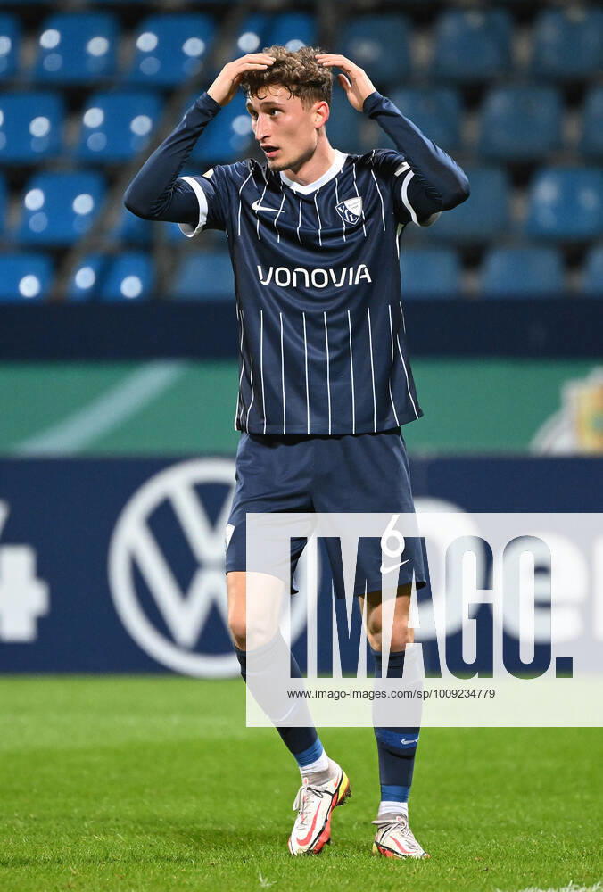 football DFB Pokal Achtelfinale, VfL Bochum FSV Mainz 05, v l Patrick Osterhage VfL Bochum gives instructions, gesticulate, gesticulate with arms gives instructions, gesticulate Bochum
