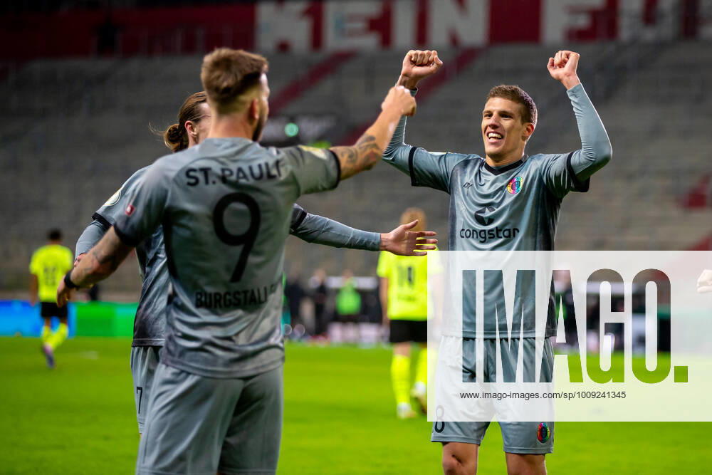 - Fußball, DFB-Pokal 2021 22, FC St. Pauli - Borussia Dortmund: Guido Burgstaller (FC St. Pauli, 9) und Jakov Medic (FC St. Pauli, 18) bejubeln den Treffer zum 2:0 DFL REGULATIONS PROHIBIT ANY USE OF PHOTOGRAPHS AS IMAGE SEQUENCES AND OR QUASI-VIDEO.