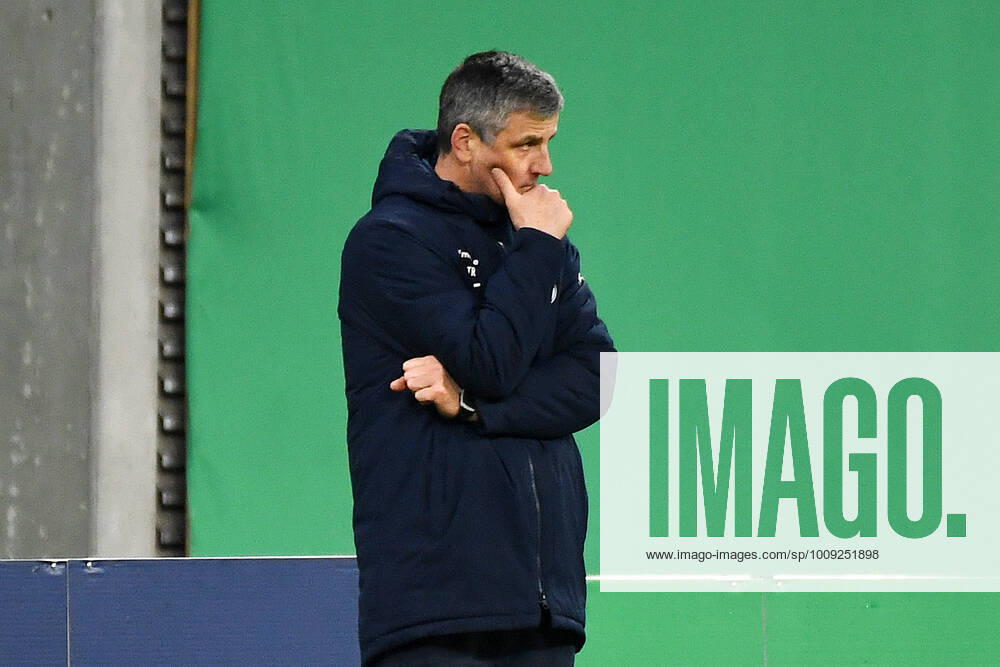Fußball DFB-Pokal 2021 2022, Achtelfinale, RB Leipzig vs. FC Hansa Rostock (19.01.2022) 2:0 (1:0) Jens Haertel (Trainer Hansa Rostock) am Spielfeldrand beim Spiel RB Leipzig gegen Rostock (19.01.2022) Leipzig Sachsen Deutschland Red Bull Arena