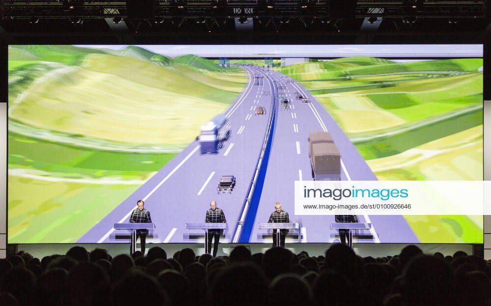 19 Concert Kraftwerk vlnr Audio Operator Ralf H tter, Audio Operator Henning Schmitz, Audio Operator Fritz Hilpert, Video Operator Falk Grieffenhagen on the first evening of their 3D concert series The Catalogue 1 2 3