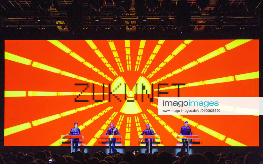 19 Concert Kraftwerk vlnr Audio Operator Ralf H tter, Audio Operator Henning Schmitz, Audio Operator Fritz Hilpert, Video Operator Falk Grieffenhagen on the first evening of their 3D concert s