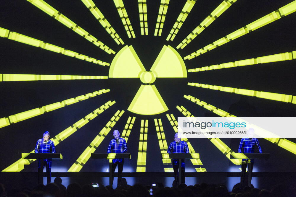 19 Concert Kraftwerk vlnr Audio Operator Ralf H tter, Audio Operator Henning Schmitz, Audio Operator Fritz Hilpert, Video Operator Falk Grieffenhagen on the first evening of their 3D concert series The